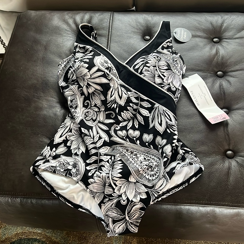 Beautiful Roxanne size 12 bathing suit.
Brand new with tags bought at boutique